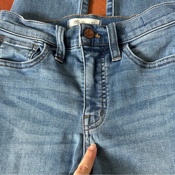 Madewell Petite 10" High-Rise Roadtripper Authentic Jeans in Vinton Wash - Picture 10 of 11